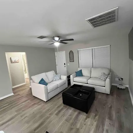 Get Cozy In This Renovated Home By The Villages